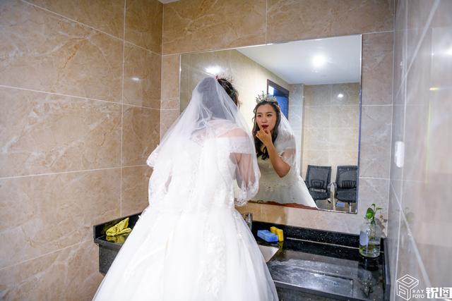 特殊的直播间：女主播穿婚纱卖纸尿裤，双11最大心愿是陪伴孩子