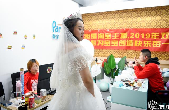 特殊的直播间：女主播穿婚纱卖纸尿裤，双11最大心愿是陪伴孩子