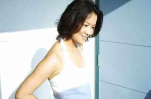 环球交叉点美女主播(主持人袁鸣你还记得吗？如今她也做起了电商直播)