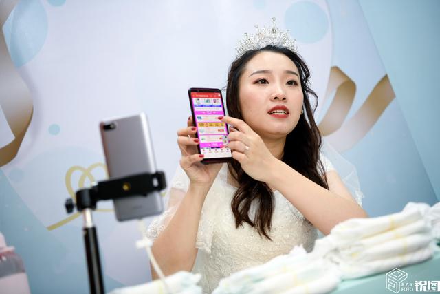 特殊的直播间：女主播穿婚纱卖纸尿裤，双11最大心愿是陪伴孩子