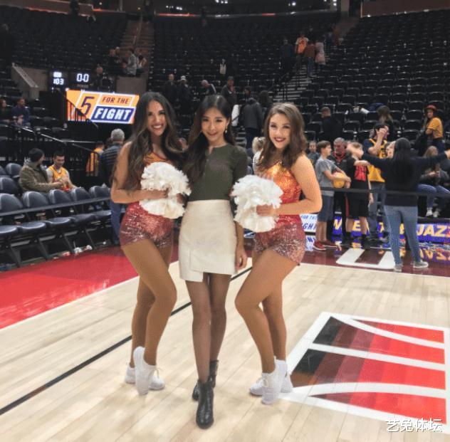 NBA女主播周玲安,否认与50岁豪门老公离婚,直言老少都一样