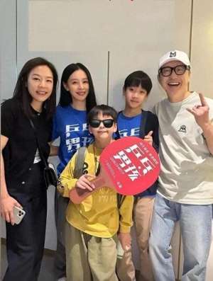 女主播张嘉欣图片(庾澄庆再婚8年罕见晒夫妻合影，49岁张嘉欣气质温婉，状态太绝了)