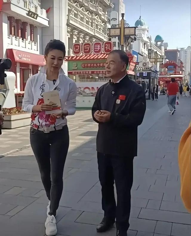 47岁李梓萌惊现沈阳！素颜高挑引爆议论，单身之谜终揭晓？