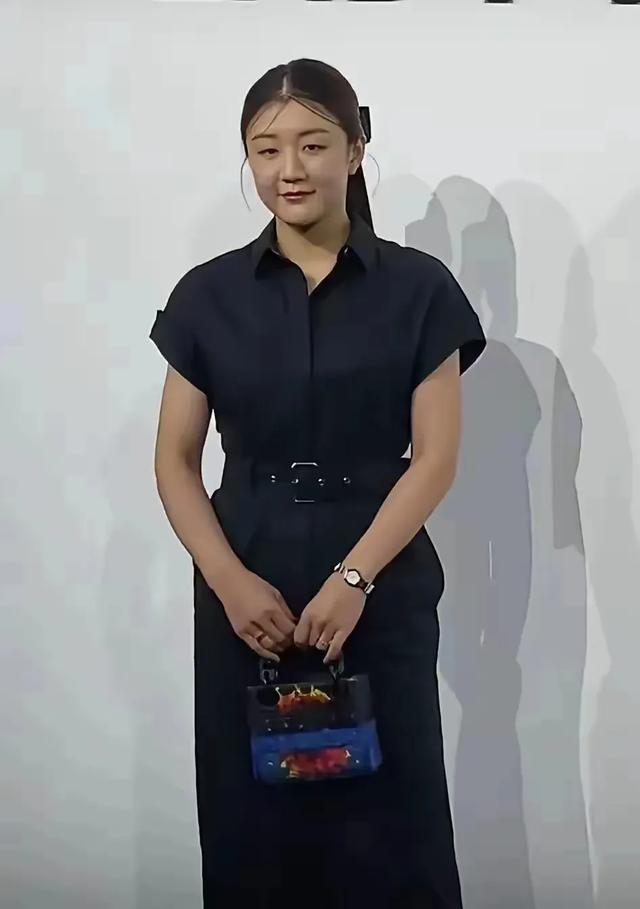 陈梦直播带货首秀!言谈举止落落大方,学生妹装扮引热议