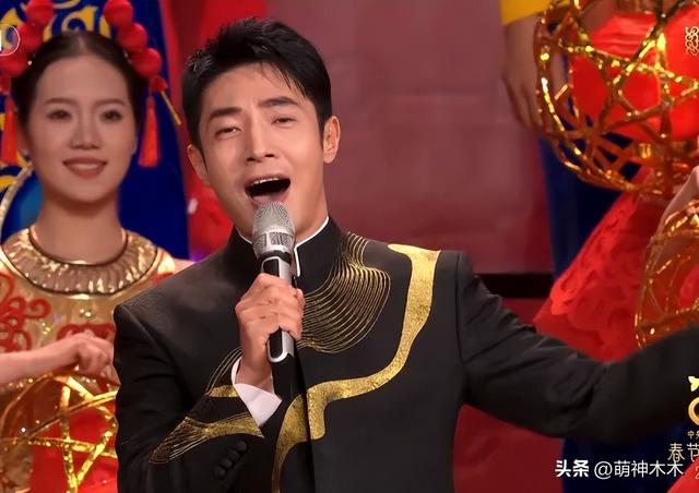蛇年春晚主持人妆容太抢镜!龙洋假睫毛贴歪了,撒贝宁眉毛化飞了