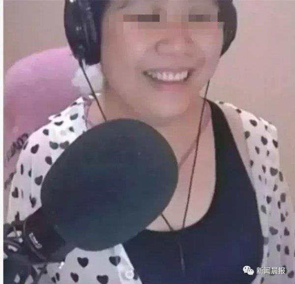 女网红直播中不慎露出真容!粉丝们全崩溃了...