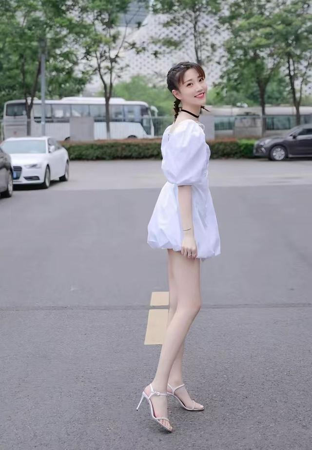 江苏卫视这个女主持人真漂亮,长腿玉足,外貌气质被赞似倪萍