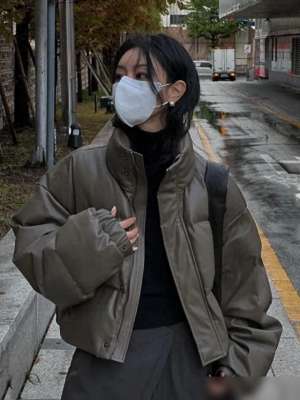 韩国女主播冬天视频(冬天来了，想要保暖又不想显得臃肿？来看看韩国女生的羽绒服穿搭)