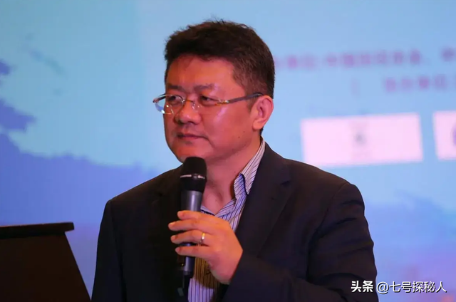 央视主持人张斌,被妻子当众揭发出轨,如今二人怎么样了?