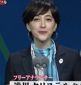 42岁日本第一美女主播，怀5月身孕嫁前首相之子，被绿还得秀恩爱