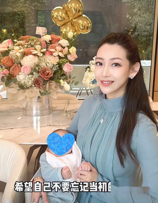 主持人温雅晒三胎满月照，美国豪宅曝光，5岁女儿也在正脸好漂亮