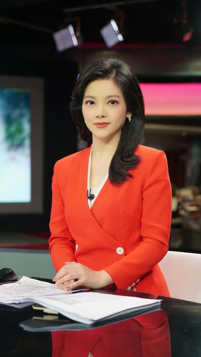 上海首位00后新闻女主播杨千,嗓音酷似王菲,全网粉丝数百万