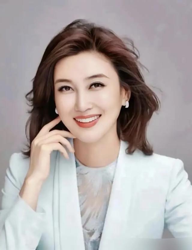 央视主持人李红：因出身被造谣嫁入豪门，如今46岁的她怎样了