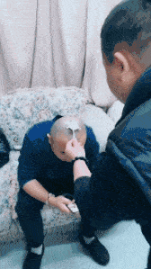 美女穿的衣服几乎透明露出来的部位，胆小的人不敢看。