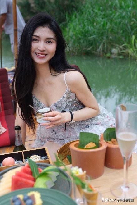 33岁网红小冉抽脂感染去世,明明可以凭才华出众,却偏偏要拼脸
