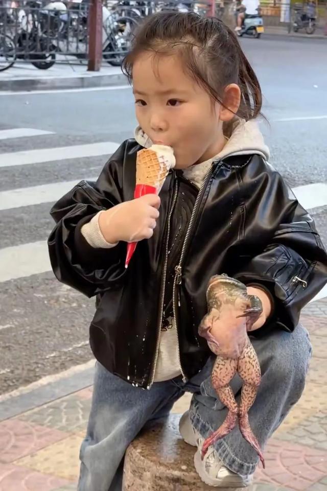 牛蛙小妹妹火了之后,妈妈被批为流量无底线,目前已删除相关视频