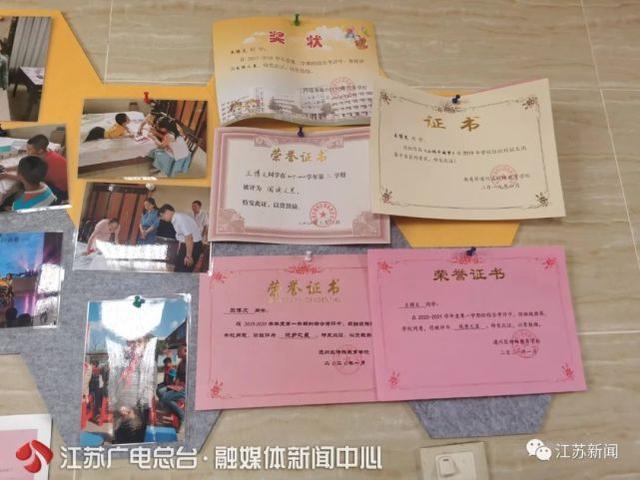 泪目!13岁脑瘫少年靠用舌头“舔屏”,赢来满墙奖状