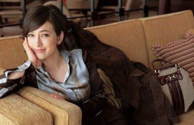 42岁日本第一美女主播，怀5月身孕嫁前首相之子，被绿还得秀恩爱