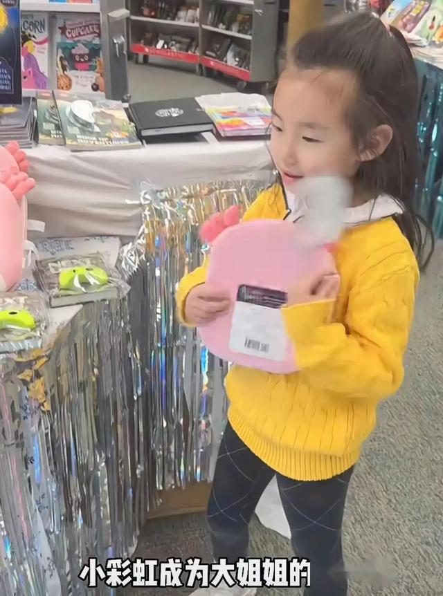 主持人温雅晒三胎满月照，美国豪宅曝光，5岁女儿也在正脸好漂亮