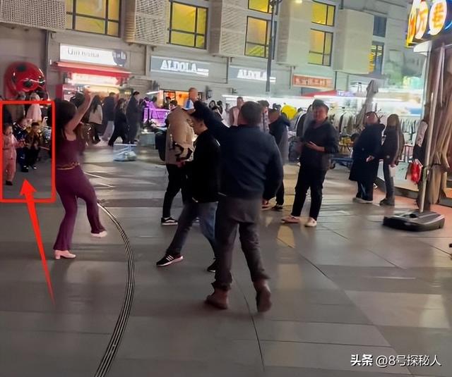 武汉步行街网红跳舞直播,男子拿喇叭跟随捣乱,网友却清一色支持