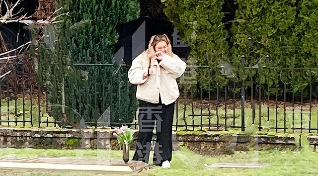 郑欣宜独飞往加拿大祭奠母亲!墓前伤心抹眼泪,久久不愿离去
