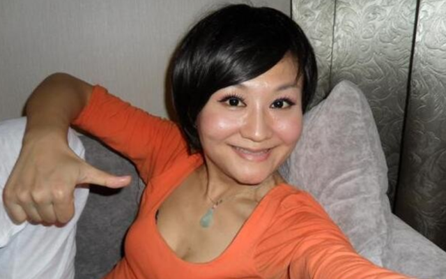 央视女主持曹晴,嫁给美国富豪被虐待,一年后饿得皮包骨头