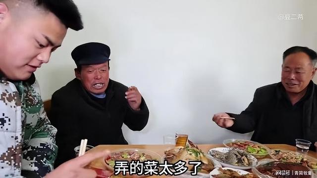 豆二两堂弟小界女朋友罕见露面,打破剧本谣言,网友直呼郎才女貌