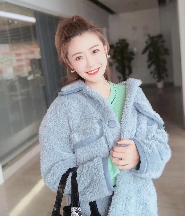 芒果台女主持二胎后转型网红主播，直播时手部皮肤出卖了她的年龄