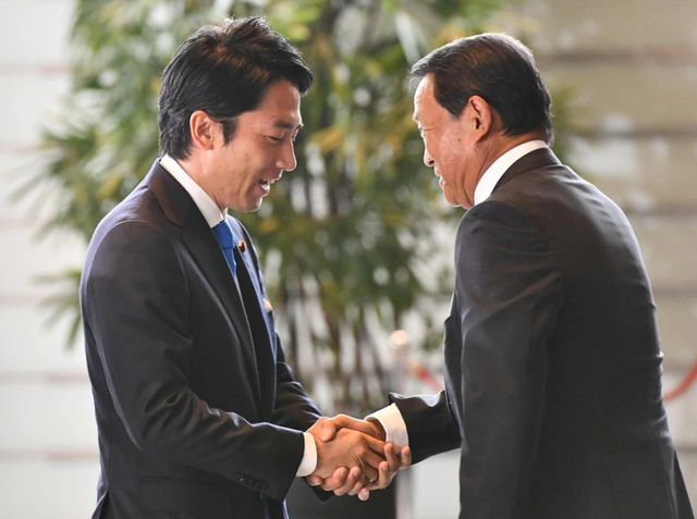 42岁日本第一美女主播，怀5月身孕嫁前首相之子，被绿还得秀恩爱
