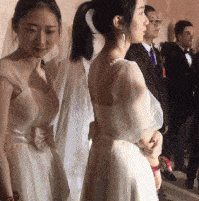 美女穿的衣服几乎透明露出来的部位，胆小的人不敢看。