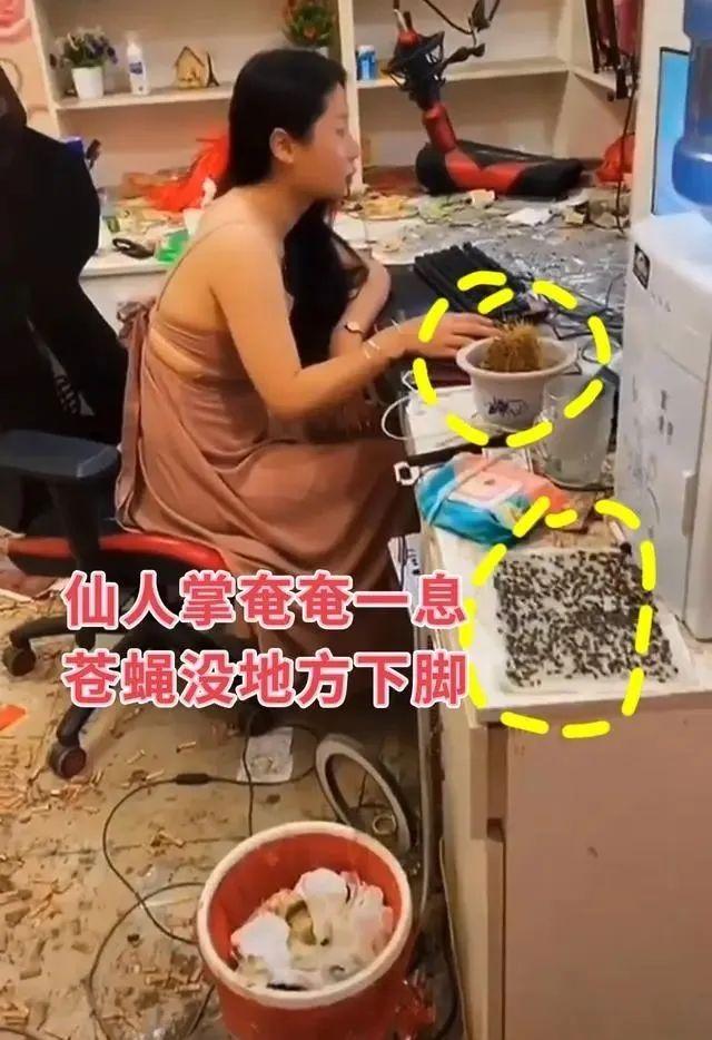 美女主播房间脏乱差 性感光鲜对比强烈 网友:国内不也很多?
