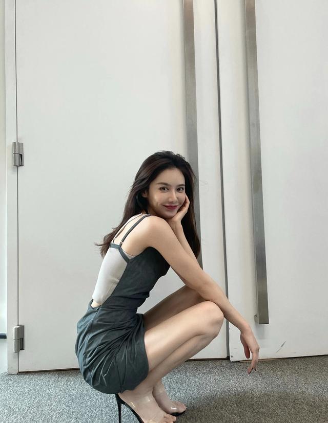 腾讯体育主持人美娜小狗蹲合集这个动作很考验腿长