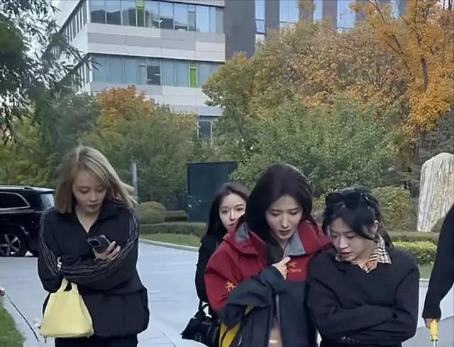 三只羊女主播停播后集体现身,素颜的她们暴露真面目,实在辣眼!