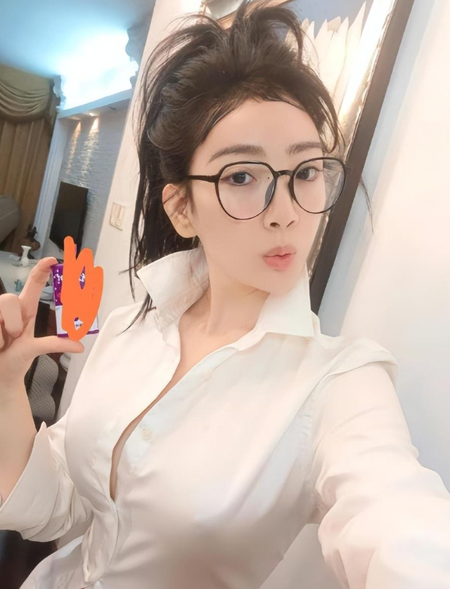 女主持人直播不慎露出“不雅照”,本人紧急回应后,粉丝不买账