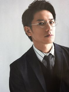 他出身普通,却因神颜被誉日本世纪末美少年!一路逆袭成霸道总裁