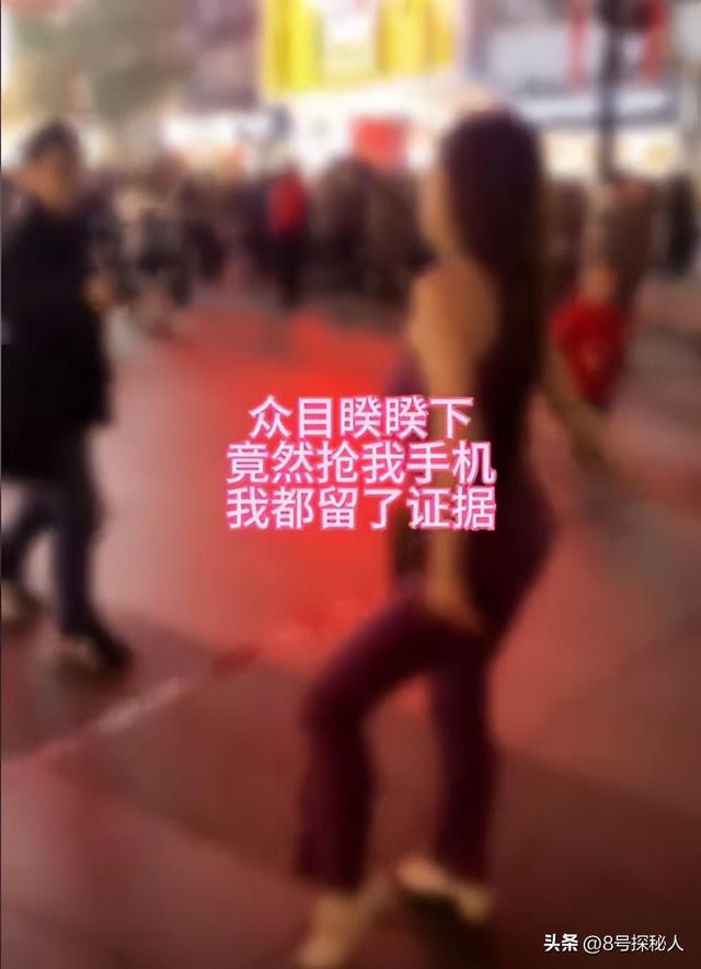 武汉步行街网红跳舞直播,男子拿喇叭跟随捣乱,网友却清一色支持