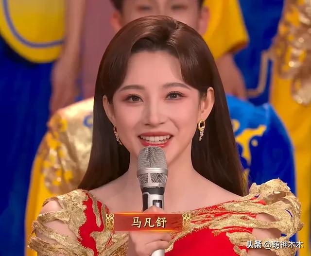 蛇年春晚主持人妆容太抢镜!龙洋假睫毛贴歪了,撒贝宁眉毛化飞了