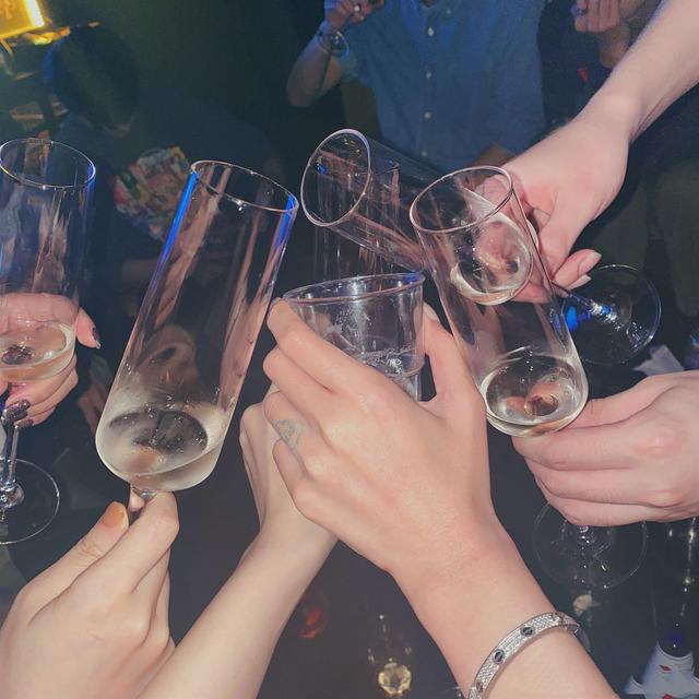顶流网红聚会！周扬青雪莉彻夜蹦迪，众人唱K喝酒狂欢