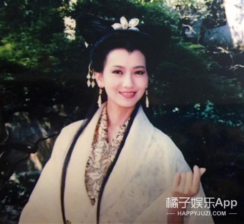 韩式比心不是韩国明星发明的?27年前赵雅芝就会了,连雪姨都比过