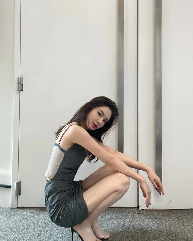 腾讯体育主持人美娜小狗蹲合集这个动作很考验腿长