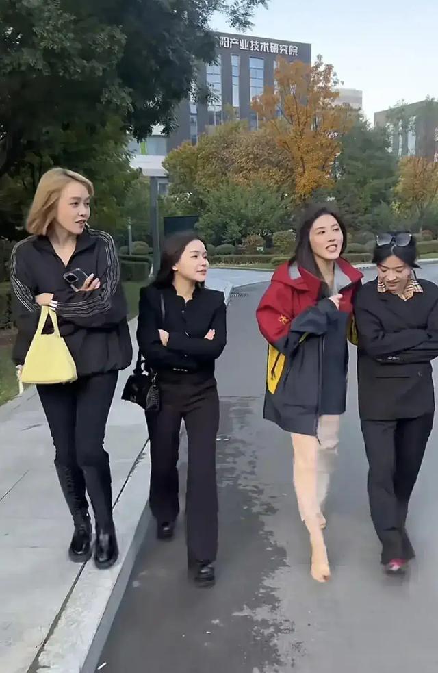 三只羊女主播停播后集体现身，素颜的她们显露真面目，实在辣眼