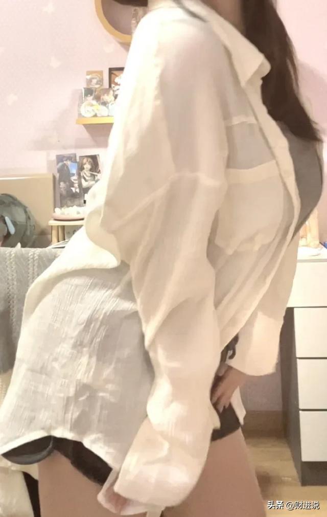 白天她是贫困山区的支教老师,晚上她是大胆出位的擦边主播