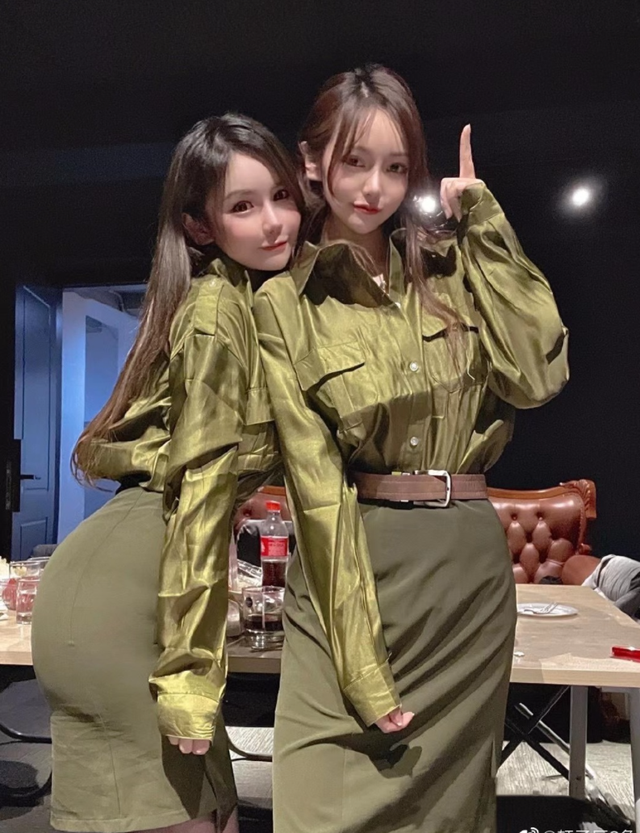 被打压的女主播“轩子巨2兔”,线下创业开店,与帅气小伙合照