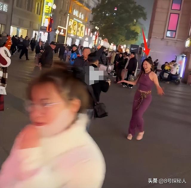 武汉步行街网红跳舞直播,男子拿喇叭跟随捣乱,网友却清一色支持