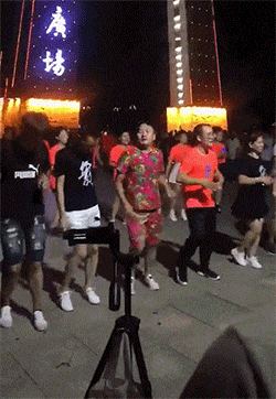 美女穿的衣服几乎透明露出来的部位，胆小的人不敢看。