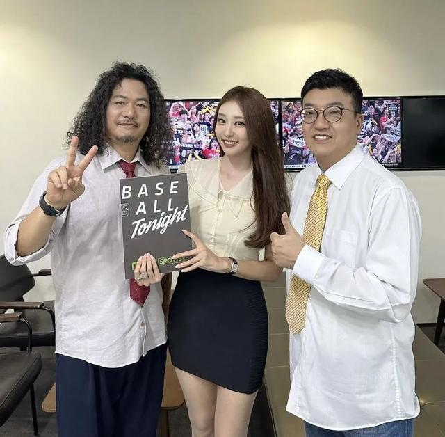 极品美女主持人!黑丝大长腿,太无敌了