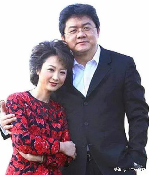 央视主持人张斌,被妻子当众揭发出轨,如今二人怎么样了?
