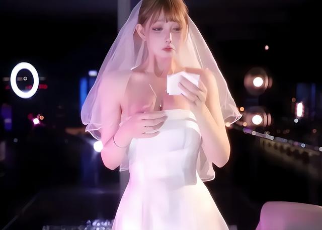 女主播米娜续约,重回直播!网友调侃:家人们,我没钱花了