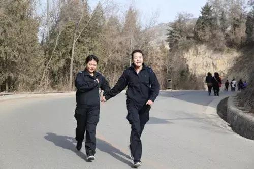 前些日子火了的“灵魂8问”兰州女交警,我们又对她做了更深入的采访...