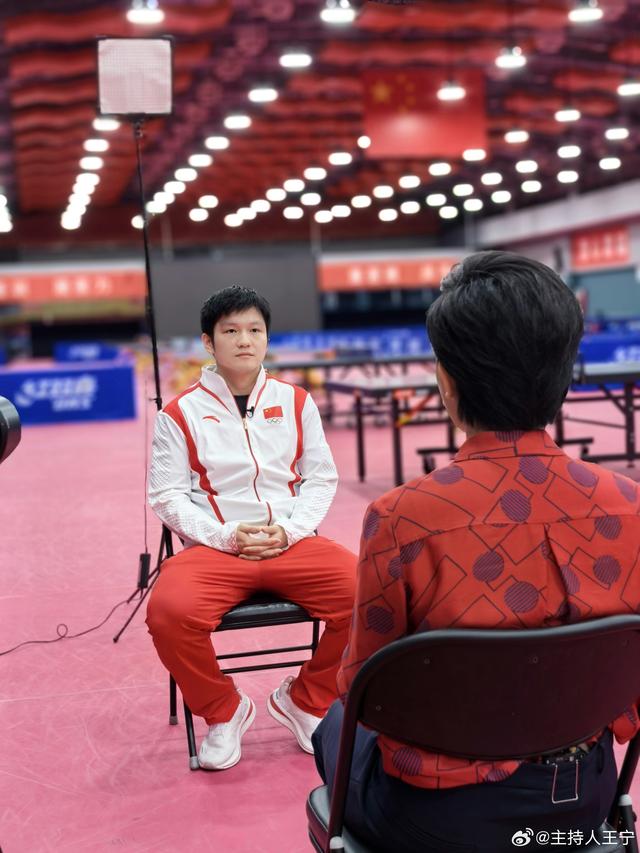 特意穿红衣服采访,央视主持人王宁为专访樊振东预热